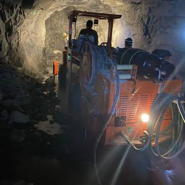 轮胎式液压凿岩台车掘进钻机钻进系统性能影响因素分析