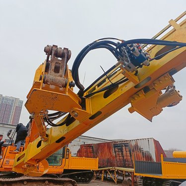 挖机改装的螺旋钻孔机作业灵活应对各种复杂硬石工况 液压光伏钻机