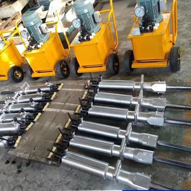 修公路遇硬岩石快速钻凿炮眼破拆岩石机械液压钻机挖改劈裂机